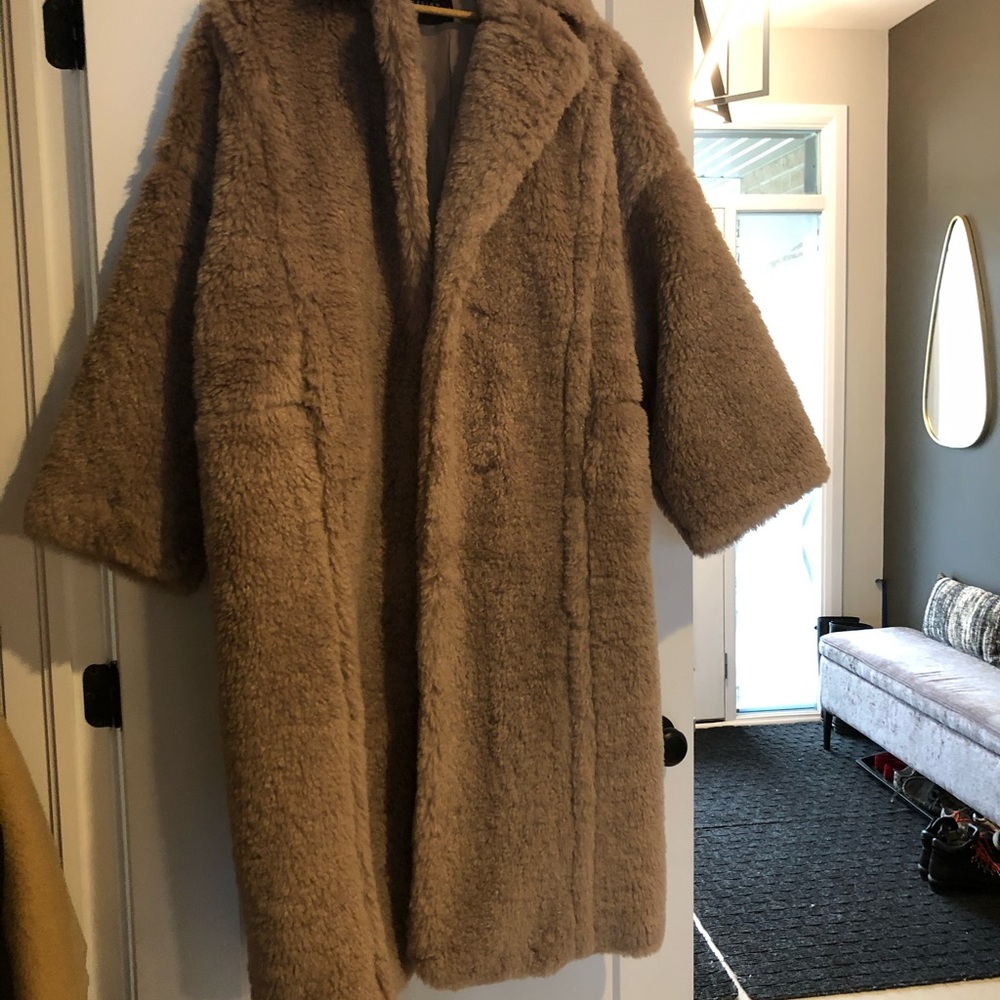 Brand new, never worn, gorgeous oversized teddy coat - Picture 5 of 5